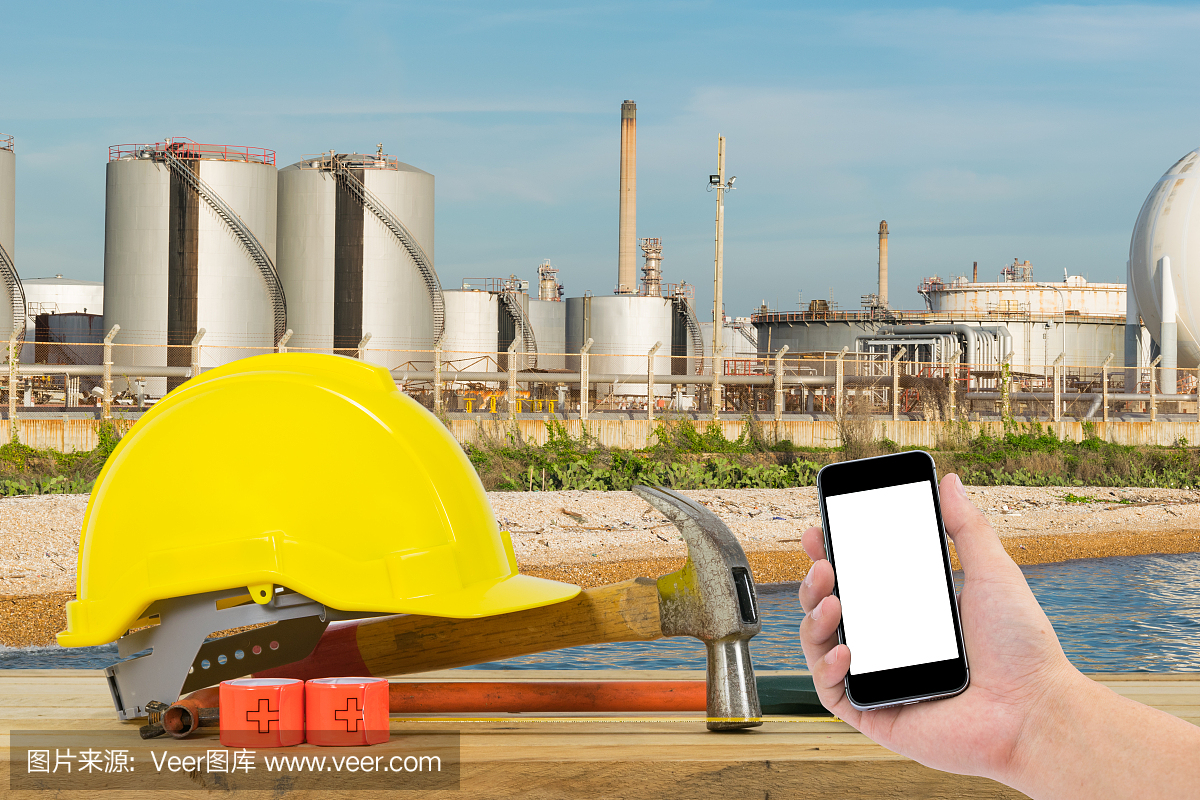 手握黑色智能手機在煉油行業(yè)